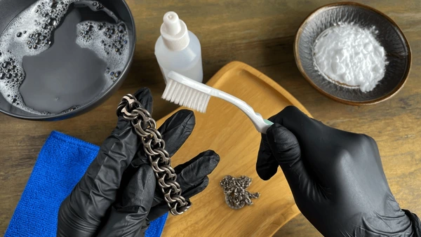 براق کردن النگو نقره با جوش شیرین و آب